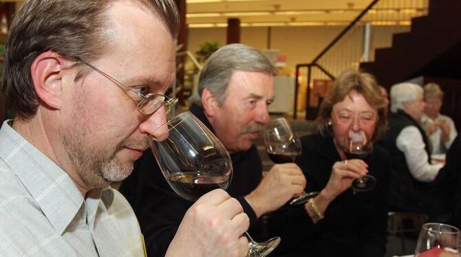 Kenner trinken Lemberger: Genießer bei »Wein und Wort«. FOTO: BAIER