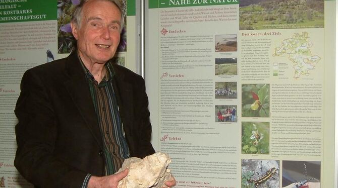 Dr. Wolfgang Roser hält die Menge Kalk in Händen, die jeder Bundesbürger im Schnitt täglich verbraucht. FOTO: KAB