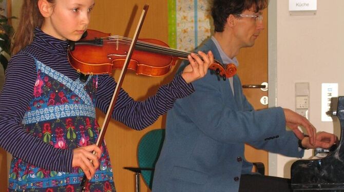 Jüngste Konzertteilnehmerin: Die neunjährige Viola Bürck wurde beim Auftritt von ihrem Vater am Flügel begleitet.  FOTO: GEUPEL