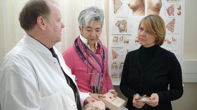 Frauen lernen im Institut für Frauengesundheit, wie sie ihre Brust selbst abtasten können. Annette Widmann-Mauz (rechts) lässt s