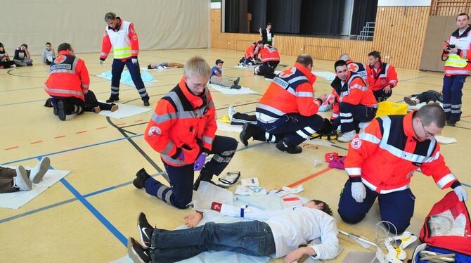 Wie man viele Verletzte gleichzeitig versorgt, übte der DRK-Rettungsdienst zusammen mit Ofterdinger Schulsanitätern. GEA-FOTO: M