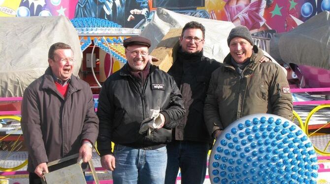 Wenn die Sonne lacht, dann lachen auch die Arbeiter auf dem Frühlingsfest und Generalpächter Peter Weeber (links). GEA-FOTO: RAB