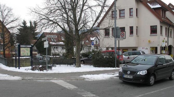 Der Kreuzungsbereich Milchgässle und Uracher Straße in Dettingen wird in diesem Jahr saniert. GEA-FOTO: FÜSSEL