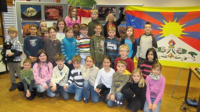 Auch beim Metzinger Rathaus wehte die Flagge Tibets.  GEA-FOTO: LEINSDie Klasse drei der Gustav-Werner-Schule in Walddorfhäslach