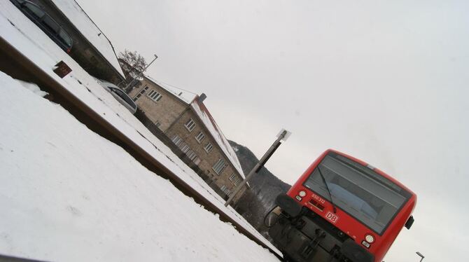 Kein bisschen in Schieflage, sondern erfolgreich im Gleis: die Ermstalbahn. Dieser Zug fährt vom Uracher Bahnhof (links das alte