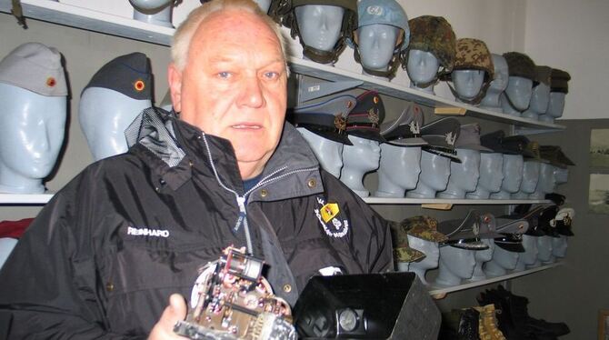 Reinhard Eschersky im Museum im Alten Lager mit dem Kreiselkompass aus der abgestürzten französischen Maschine. GEA-FOTO: OELKUC