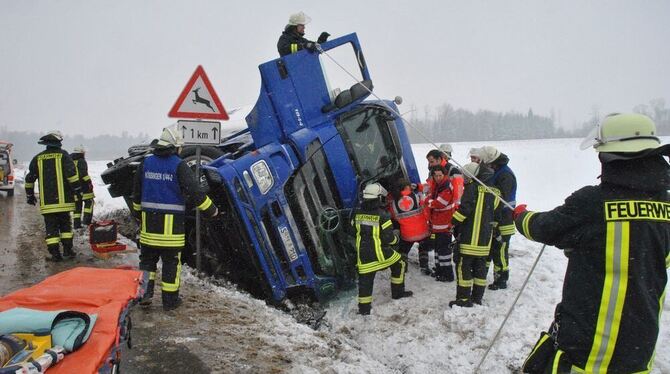 Der Fahrer dieses 18-Tonners kam gestern auf der B 27 bei Bad Sebastiansweiler von der Fahrbahn ab. In diesem Fall hatte der Unf