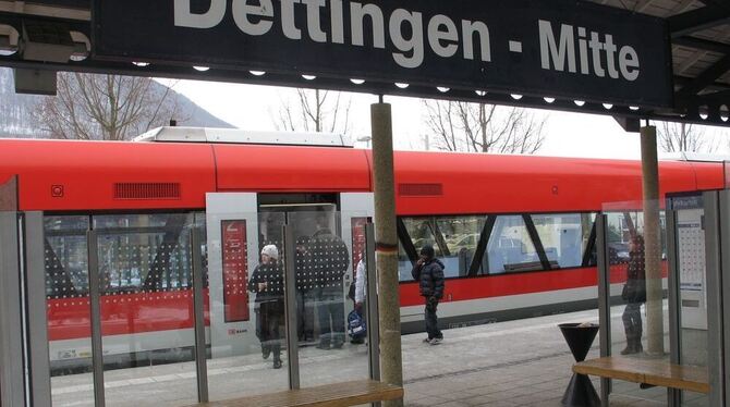 Das hört sich schon richtig großstädtisch an: »Dettingen-Mitte« ist eine von insgesamt vier Haltestellen der Ermstalbahn in der