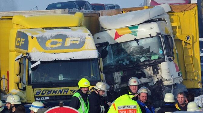 Ineinander verkeilt sind die Unfallwagen auf der Autobahn A8.