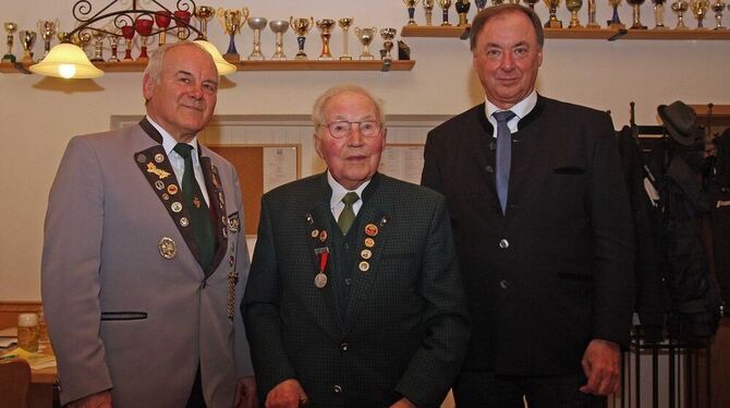 Seltene Ehrungen beim Schützenverein Trochtelfingen: Ewald Heinzelmann (links) erhielt die Landesehrennadel, Franz Auberger (Mit