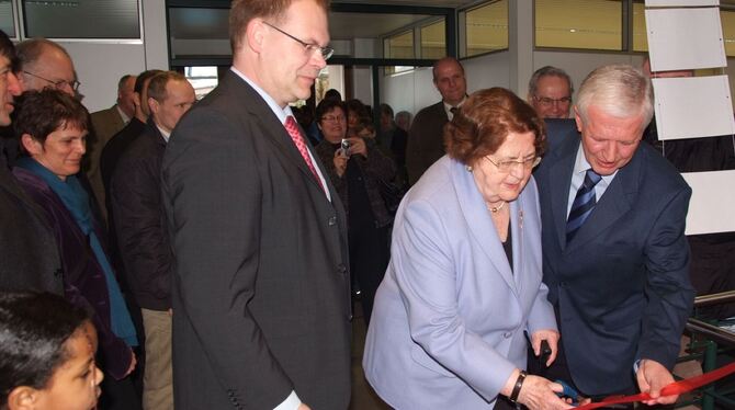 Gleich ist das rote Band durch. Im Bild: Geschäftsführer Oliver Meier (links), Ex-Ministerin Annemarie Griesinger und Dieter Hau