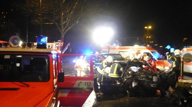 Schwere Verletzungen erlitt der Fahres des Golf beim Aufprall auf einen Ampelmast.