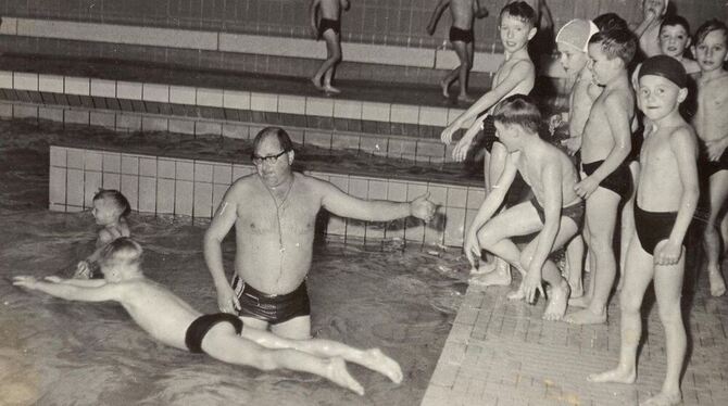 Das waren noch Zeiten: Riederichs Lehrschwimmbad im Jahr 1965. Jetzt steht es auf der Kippe. GEA-ARCHIVFOTO