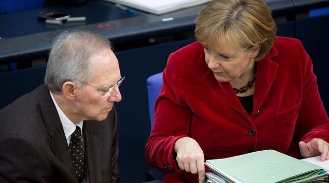 Einer Meinung sind Bundesfinanzminister Wolfgang Schäuble und Bundeskanzlerin Angela Merkel.