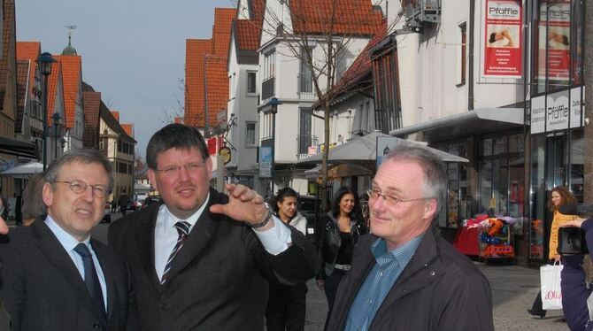 Dreistündiger Streifzug durch Kernstadt und Ortsteile: (von links) Regierungspräsident Hermann Strampfer, Oberbürgermeister Dr.