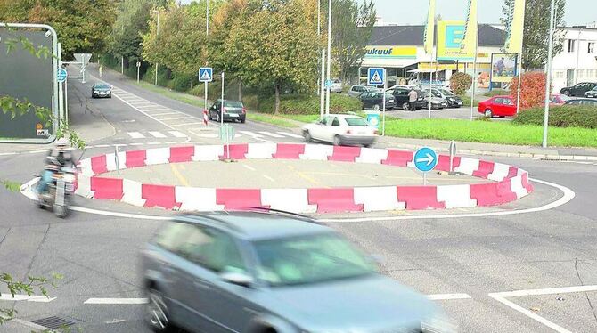 Fußgänger und Radfahrer leben in und um Rommelsbachs Dauerprovisorium gefährlich. Am Lego-Kreisel laufen und strampeln sie Gefah