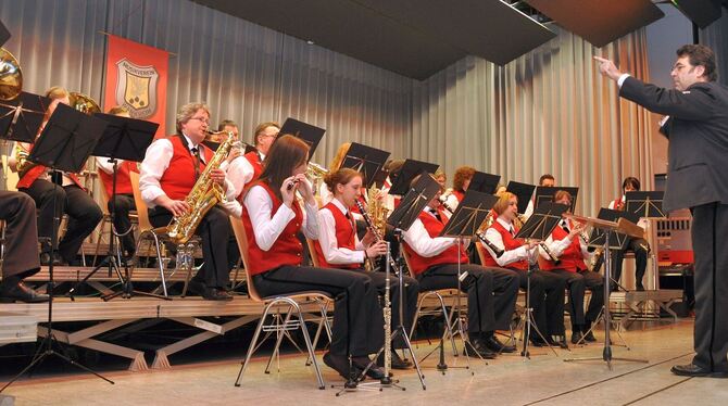 So klingt der Frühling: Simon Löffelmann und das Blasmusik-Ensemble.  FOTO: PANZRAM