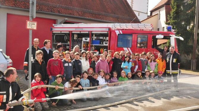 Rund vierzig Kinder von den Härten haben die »Feuerwehrschule« in Jettenburg erfolgreich abgeschlossen. GEA-FOTO: MEYER