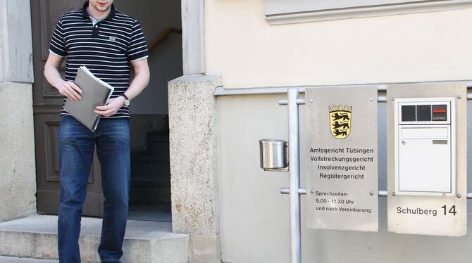 Geschäftsführer Michael Geckeler mit dem Insolvenz-Antrag des SSV. FOTO: EIBNER