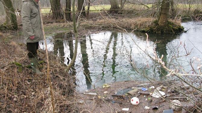 Richtige Müllinseln haben sich in der Echazaue gebildet. Albrecht Bezler vom Nabu Pfullingen und seine Helfer fischen immer mehr