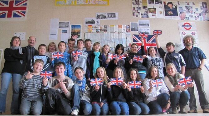 Schon ganz auf England eingestellt: Schüler und Lehrer der Gustav-Werner-Schule.  FOTO: MÜLLER