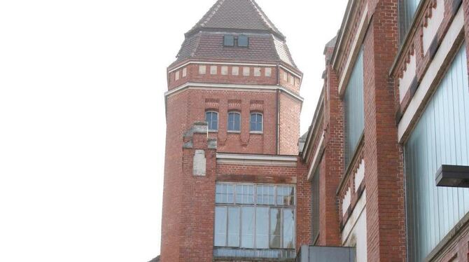 Der Wasserturm auf dem Gross-Areal in Bad Urach soll bleiben. Hier könnte ein Café entstehen. GEA-FOTO: FINK