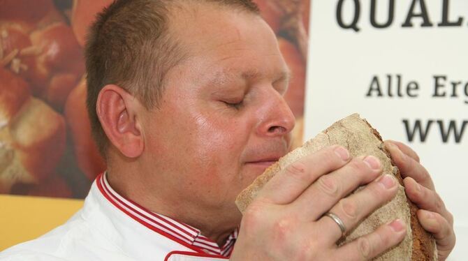 Wie das duftet: Michael Winter bei der Brotprüfung 2010 der Bäckerinnung Reutlingen/Tübingen in der IKK. GEA-FOTO: DÖRR