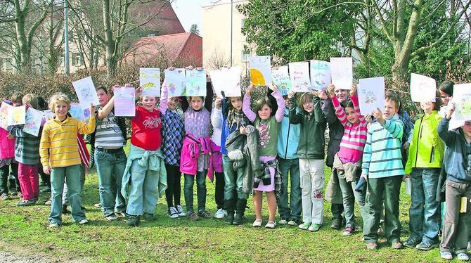 »Bücher im Wind« heißt die Aktion, an der sich Kinder von der Burgweg- und Uhlandschule in Pfullingen in diesem Jahr beteiligen.