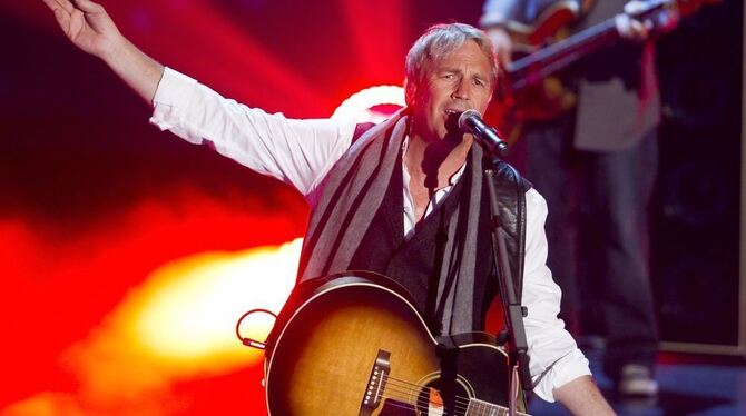 Kevin Costner vor einem Monat als Sänger bei »Wetten, dass...?« in Erfurt.  FOTO: DPA