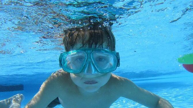 Tauchgänge sind im Eninger Freibad weiter möglich.  GEA-ARCHIVFOTO: REISNER