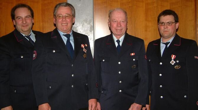 Geehrte bei der Eninger Feuerwehr (von links): Steffen Mohl, Heinz Mader, Rudolf Reinhardt und Martin Barthold. FOTO: KAB