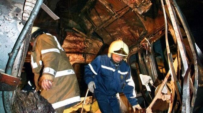 Den Rettungsmannschaften bietet sich in der Moskauer U-Bahn ein Bild des Schreckens.