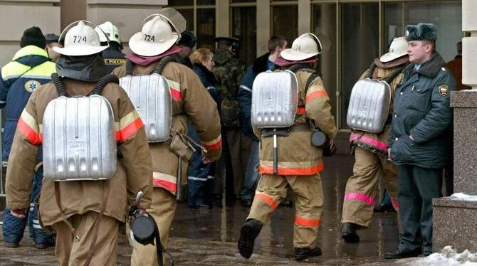 Feuerwehrleute eilen zur Moskauer Pawelezkaja-U-Bahnstation.