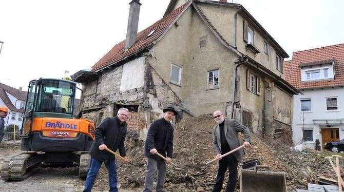 Konrad Berger, Justus Bronner und Gerhard Keppler beim Baustart in der Wilhelmstraße 14. GEA-FOTO: PACHERAlt und Neu versprechen