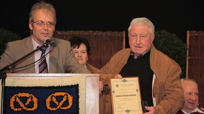 Stolz auf die Auszeichnung: Lothar Brändle (rechts) mit Altenriets Bürgermeister Bernd Müller. FOTO: NIC