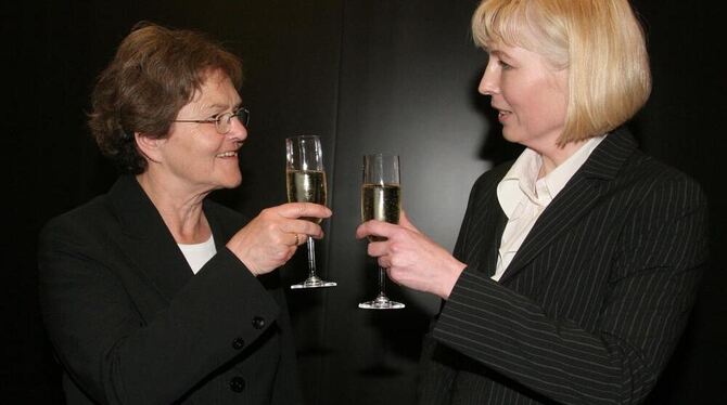 Nicht im Dienst, sondern beim Feiern: Die neue Direktorin des Uracher Amtsgerichts, Mechthild Weinland (rechts), stößt mit ihrer