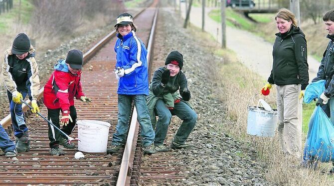 Ob entlang von Schienen oder Straßen: Viele Eimer wurden bei der Müllsammelaktion mit Unrat gefüllt. FOTO: KOZJEK