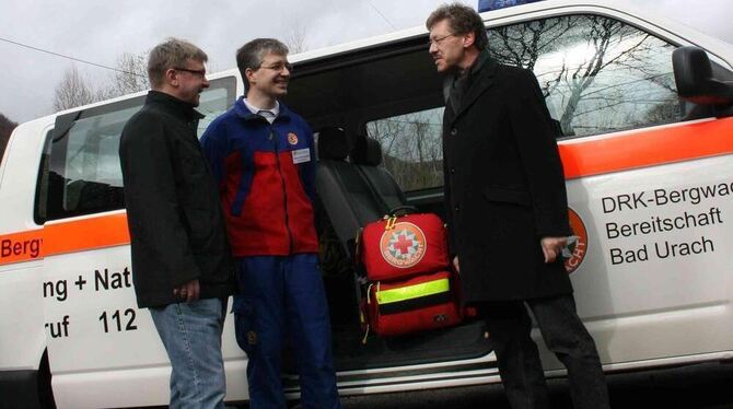 Neuer Bus für die Uracher Bergwacht: Bürgermeister Elmar Rebmann, Bereitschaftsleiter Thomas Brucklacher und Dieter Hillebrand v