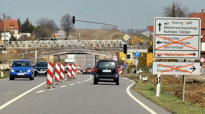 Das geteilte Dorf: Seit die Bauarbeiten für den B 27-Tunnel in Dußlingen begonnen haben, führt kaum noch ein Weg von Ost nach We