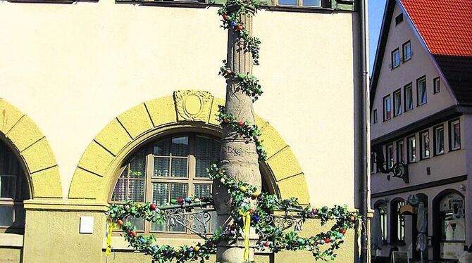 Bunte Eier am Rathausbrunnen. FOTO: VA