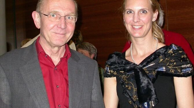 Thomas Vogel und Heike Frank-Ostarhild haben Neckar-Texte gesammelt. FOTO: CAN