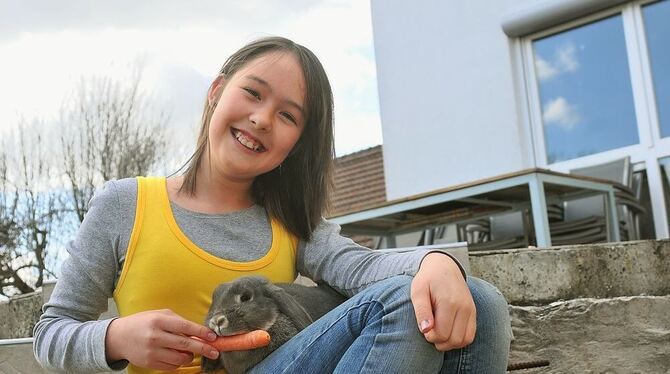 Kaninchenzüchterin Sarah Hummel ist amtierende Deutsche Jugend-Meisterin in der Sparte Zwergwidder. FOTO: TRINKHAUS