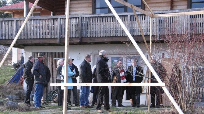 St. Johanns Gemeinderäte betrachten sich Entwürfe und das Holzlattenmodell des geplanten Anbaus.  GEA-FOTO: GEIGER