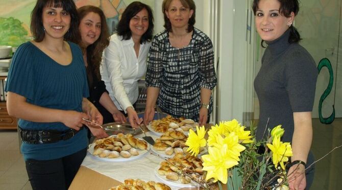 Türkische Frauen haben leckeres Gebäck für Senioren hergestellt. FOTO: BUTSCHER