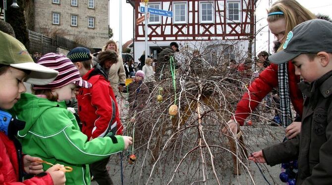 Ein besonderer Spaß für die Erpfinger Kinder: Sie hängten selbst bemalte Eier an den Ostereierbaum, der dann vor dem Rathaus auf