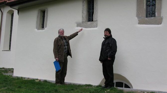 Hervorgeholt - die Fensterlaibungen der Sakristei; Architekt Uwe Seiferth zeigt auf die kleine Besonderheit, rechts Pfarrer Thom