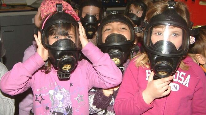 Sieht lustig aus, hat aber einen ernsten Hintergrund: Die Kinder lernen so, dass sie vor Feuerwehrleuten keine Angst haben solle