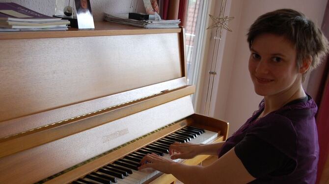 Ninon Gloger am Klavier im Haus ihrer Eltern in Mössingen. GEA-FOTO: STÖHR