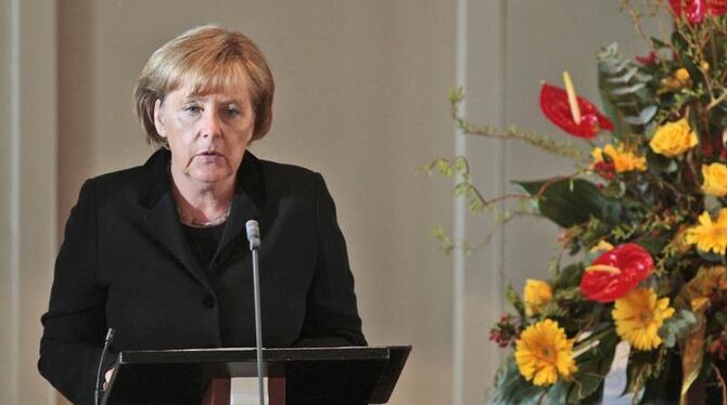 Bundeskanzlerin Angela Merkel spricht beim Trauergottesdienst für die gefallenen Soldaten. In Potsdam will sie das Einsatzführungskommando der Bundeswehr besuchen.