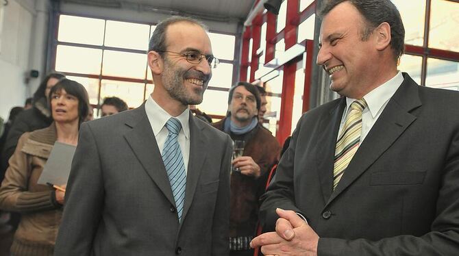 Zu den ersten Gratulanten zur Wiederwahl Jürgen Soltaus gehörte Landrat Joachim Walter (rechts).  FOTO: TRINKHAUS